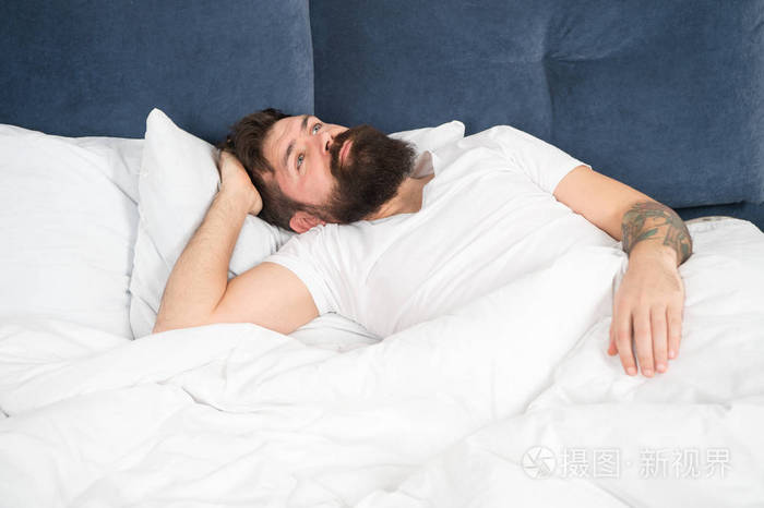 照片 一个有胡子的时髦男人,睡眠有问题.