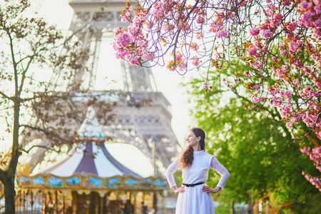 法国巴黎樱花盛开的女人图片