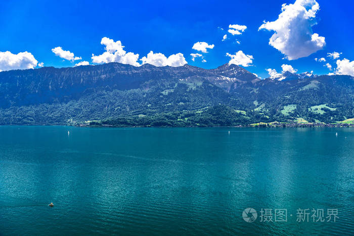 瑞士伯尔尼图恩湖清澈透明的蔚蓝湖水