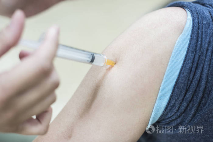 医生对男性手臂进行肌肉注射