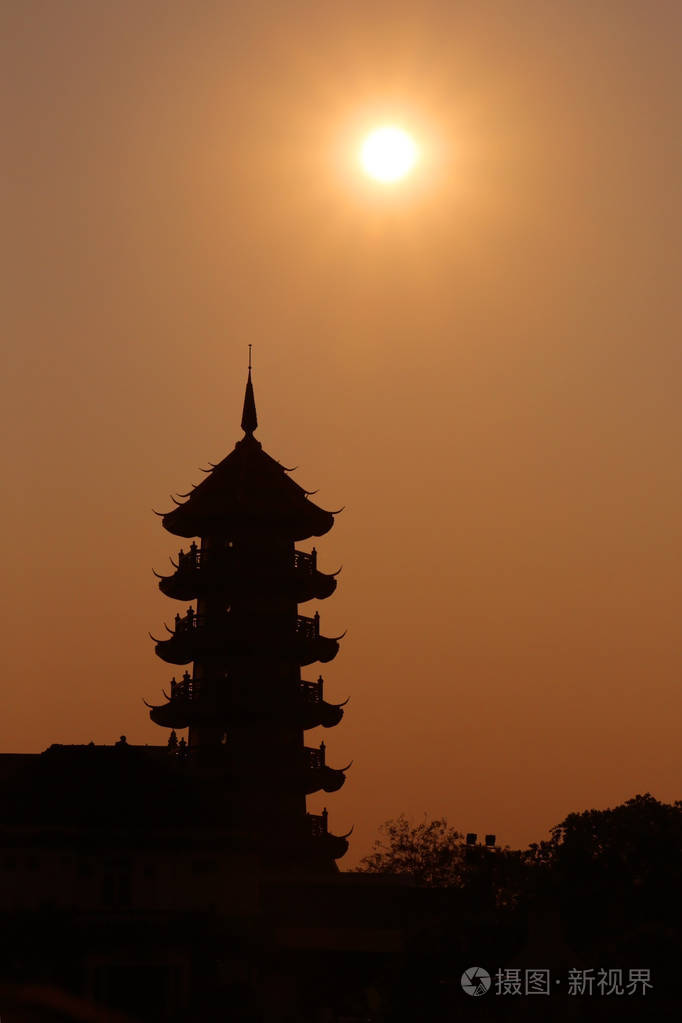 泰国曼谷,一座传统的宝塔建筑在橙色夕阳下的剪影.