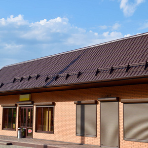 建筑物上瓦楞纸板的屋顶图片