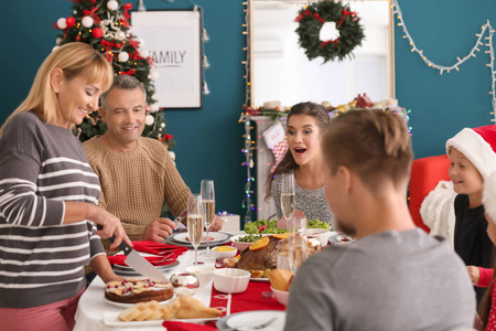 快乐的一家人在家吃圣诞晚餐图片
