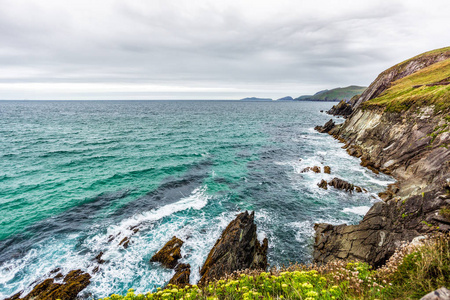 美丽的海岸线和海浪冲击岩石图片