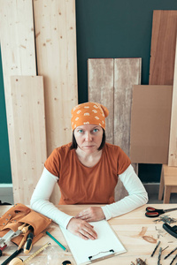 木工作品中的个体户女木匠画像图片