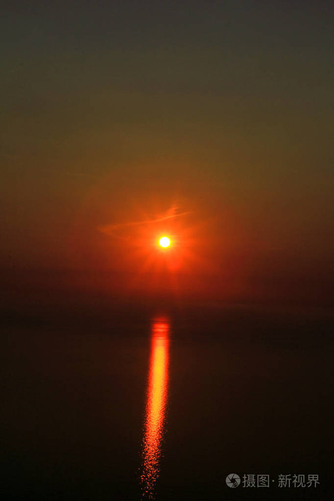 地中海海岸日落的地平线海边有令人惊叹的日落氛围海上日出美丽的景色