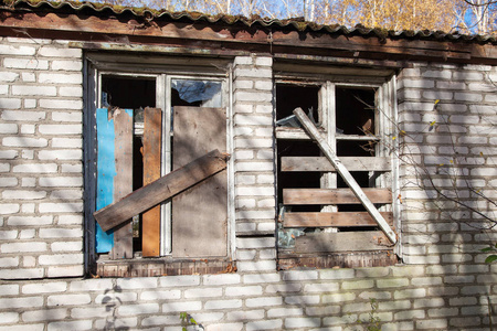 废弃房屋的两扇木板窗图片