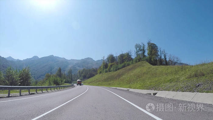场景.从驾驶车辆看道路的第一人称视角.