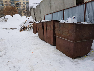 冬天雪地上生锈的垃圾桶图片