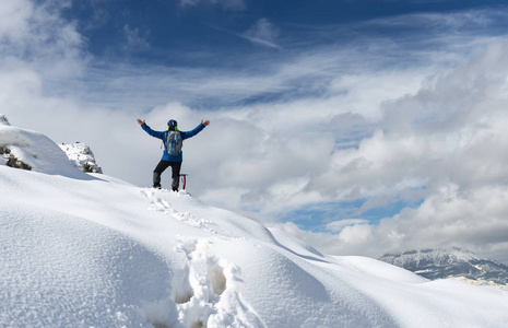 专业冬季攀岩和顶峰成功图片