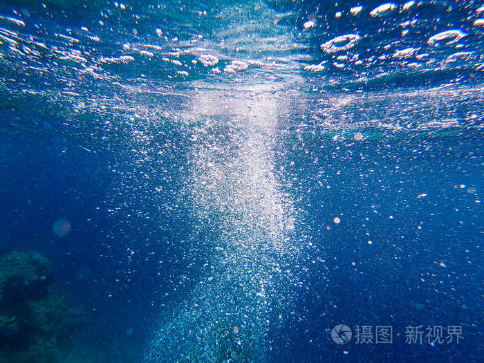 水下的气泡升起美丽的海水质地空中蓝色背景水下摄影