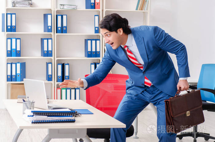 办公室里年轻快乐的男员工