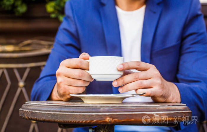 一杯咖啡卡布奇诺和黑咖啡杯咖啡饮料一个男人手拿着热咖啡杯的特写