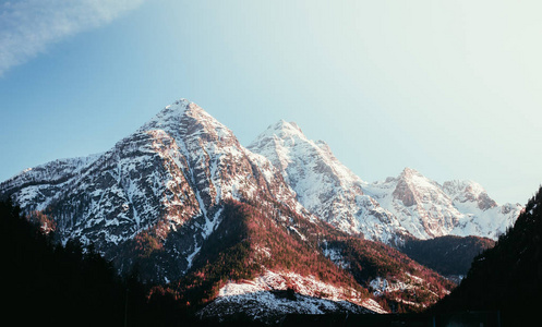 奥地利阿尔卑斯山雪山田园风光图片