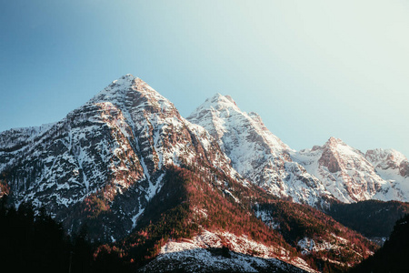 奥地利阿尔卑斯山雪山田园风光图片