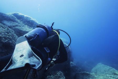 潜水员潜入海床附近的蓝海中图片