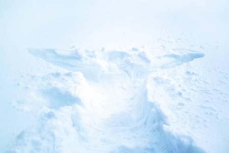 深雪中的人体印记图片