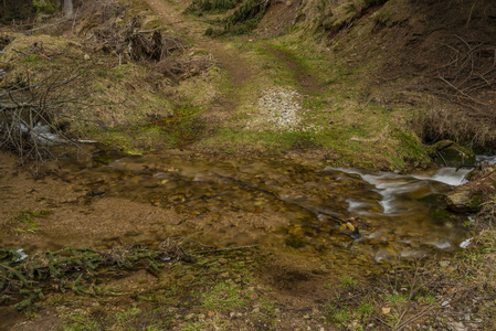 春天在克鲁斯山脉的小溪上福特图片