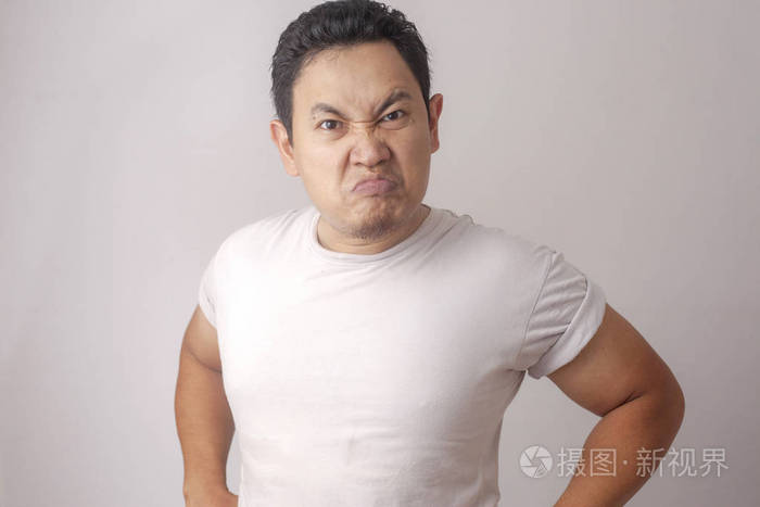 愤怒愤世嫉俗的亚洲人表情
