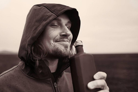在冰岛喝烈酒的蒙面人图片
