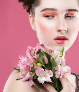 有完美妆容和粉色花朵的模特图片
