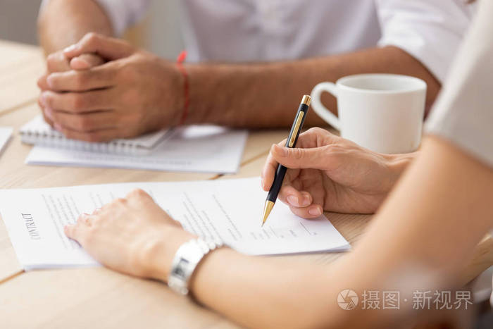 女委托人在会见律师时准备签合同