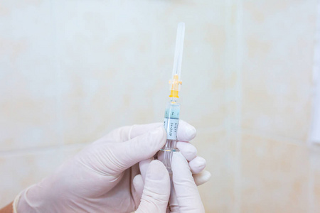 护士手拿注射器,注射疫苗或药物,准备照片