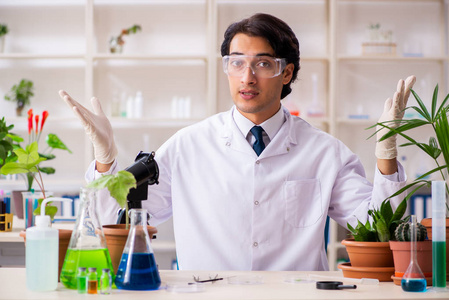 生物技术化学家在实验室工作图片