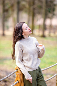 周末在森林里放松的女人图片