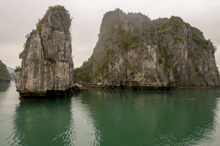 越南下龙湾岩溶岩层图片