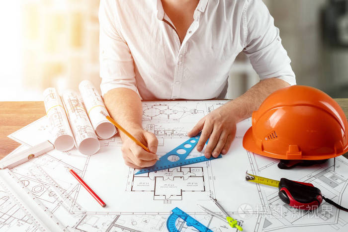 建筑施工图的工程师建筑师建筑师正在绘图建筑建筑工程设计的概念复制