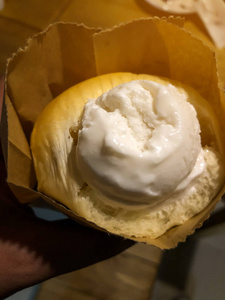 新鲜椰子奶冰淇淋和面包图片