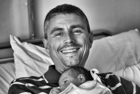 快乐的父亲和女儿在医院图片