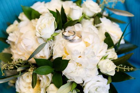 花束上的结婚戒指图片
