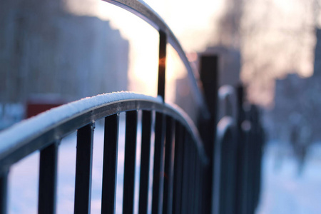 冬景夕阳铁栅栏图片