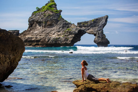 在海边练习瑜伽的高加索女人图片