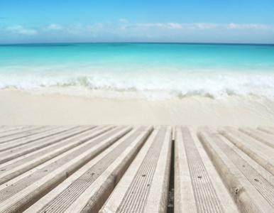 热带白色沙滩和蓝色的木板图片