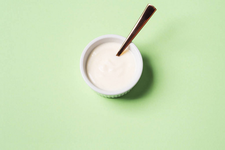 一碗纯绿色的天然酸奶图片