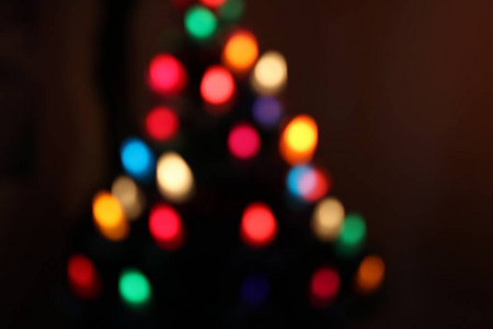 圣诞树上的圣诞灯火通明图片
