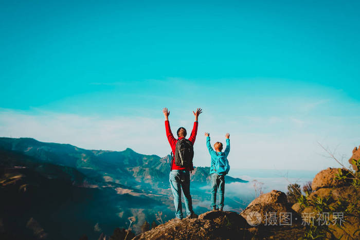 父子俩在大自然中旅行一家人在山里徒步旅行
