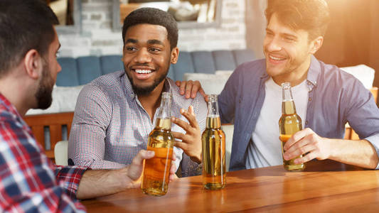 最好的朋友在酒吧碰面喝啤酒图片