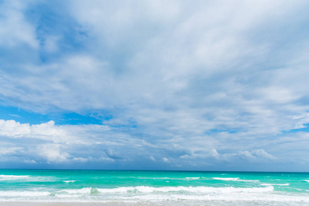 迈阿密海滩的灰色天空图片