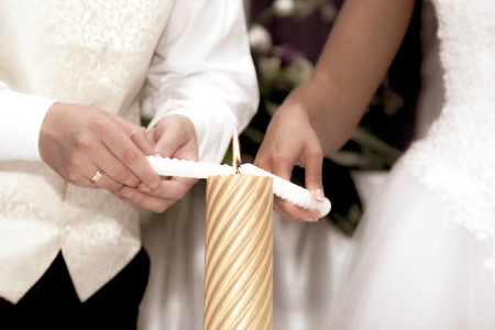 新郎新娘在婚礼上点燃结婚蜡烛图片