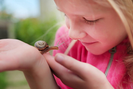 手上抱着蜗牛的小女孩图片