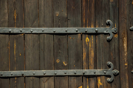 旧木门上有门钉的熟铁铰链图片