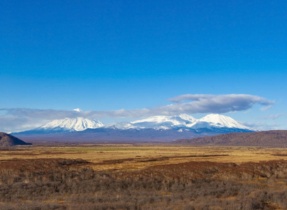 堪察加半岛的三座火山图片