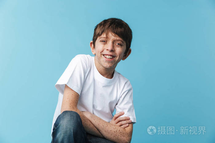 图片特写镜头滑稽的白人男孩1012岁有雀斑