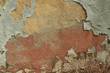 用剥落的油漆覆盖着灰泥的破墙图片