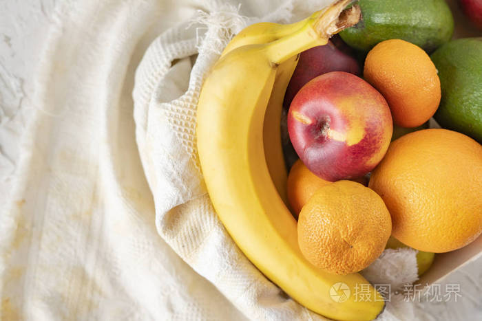 一个大木箱里面有成熟的新鲜水果香蕉苹果橘子桔子鳄梨蔬菜食品