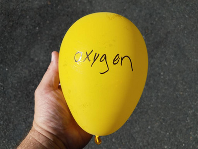手持写有氧气的黄色气球图片